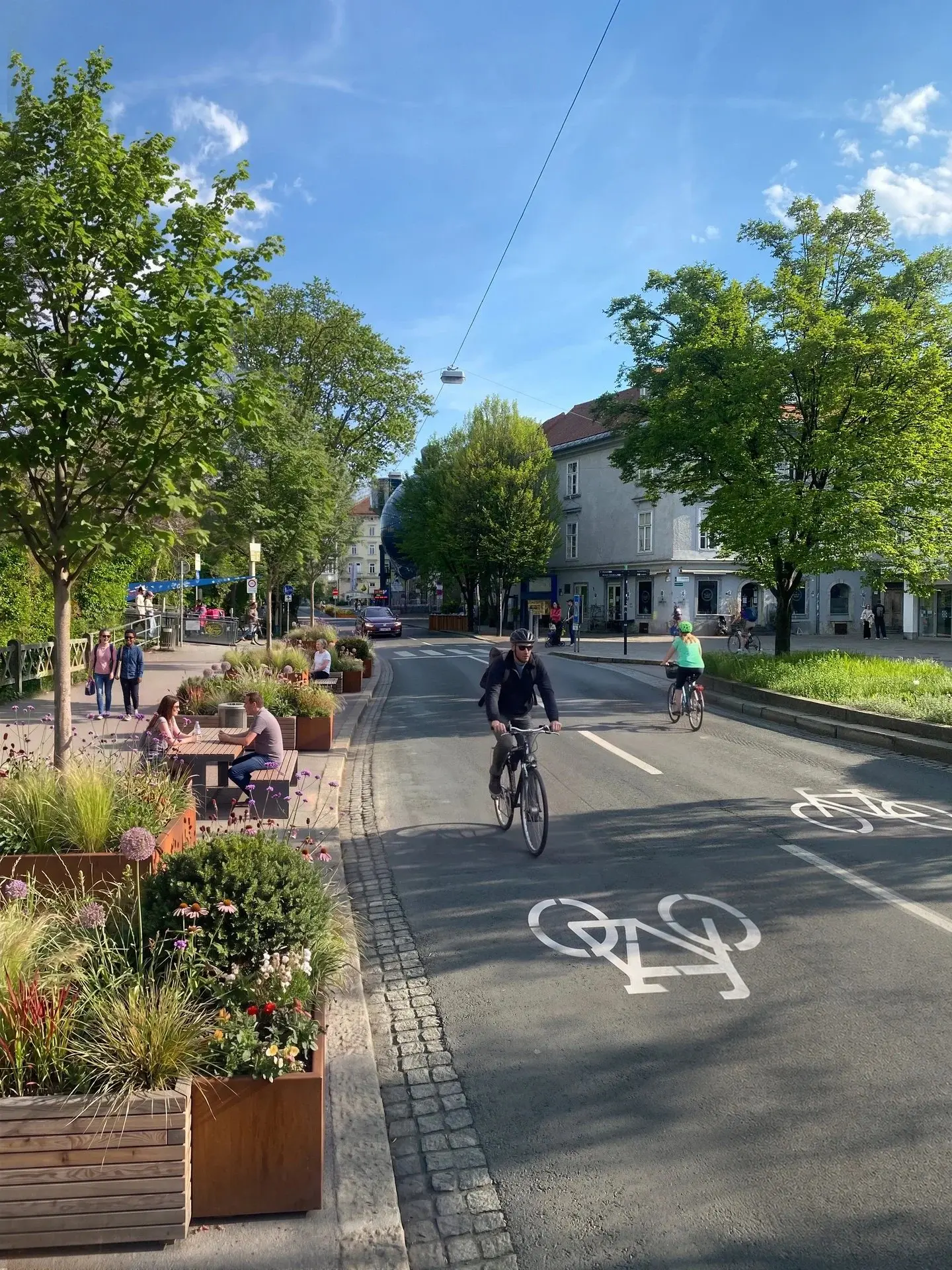Keplerbrücke in Graz mit Busspur, Radweg und Schanigarten